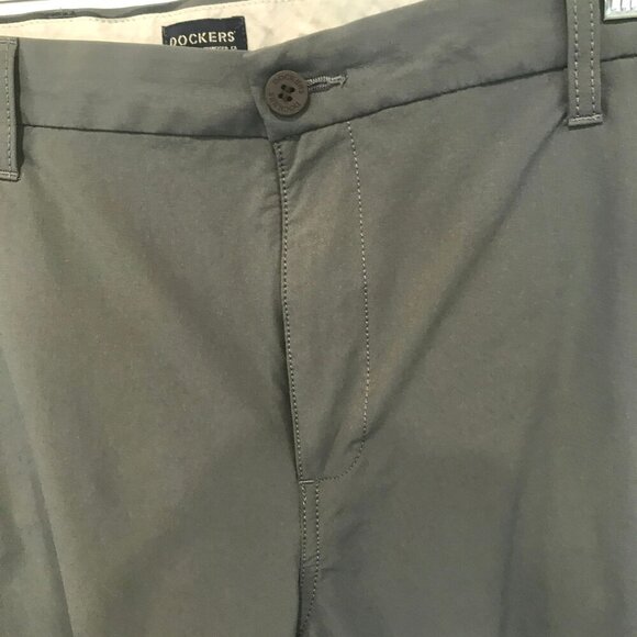 Dockers Supreme Flex Men's Flat Front Bermuda Golf Shorts Sz 40 in Dark Gray - Picture 2 of 14
